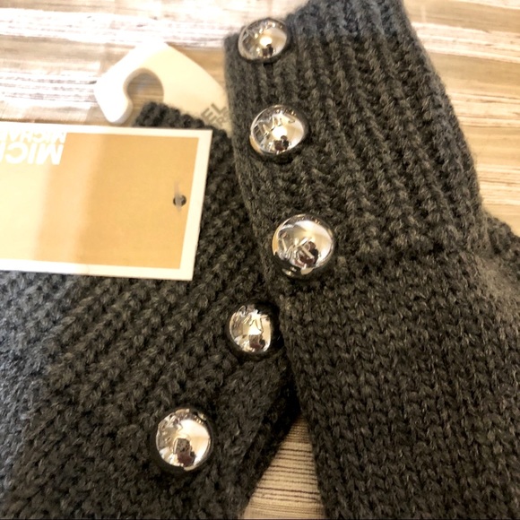 NWT-Michael Kors-Grey Knit Gloves w/Silver Buttons - Picture 3 of 7